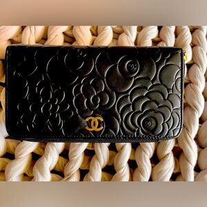 BRAND NEW AUTHENTIC CHANEL CAMELLIA EMBOSSED GUSSET BLACK LAMBSKIN ZIP WALLET